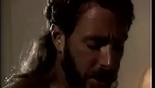 Seksi sarışın ve esmer klasik orta yaşlı seksi kadın yatakta erkek arkadaşlar tarafından sert sikiliyor