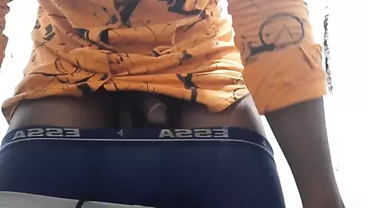 Hintli oğlan mastürbasyon yapıyor ve boşalıyor