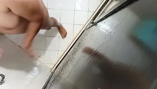 Üvey kız kardeşim duşta
