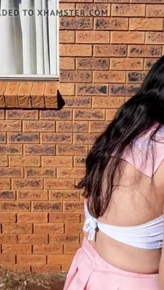 Dukklei hayranı için çişini tut