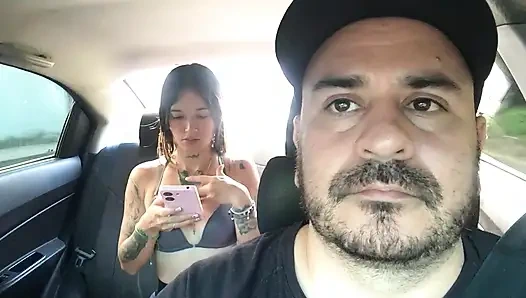 Arkadaşım arabamda mastürbasyon yapıyor ve beni sikişmeye teşvik ediyor.