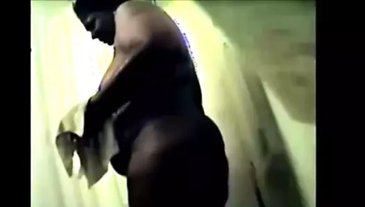 2 seksi bbw büyükanne duş alıyor!