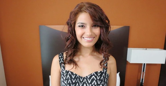 Ateşli 18 yaşındaki minyon genç latin genç kızın ilk porno bakış açısı