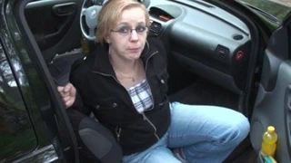 Steffi schnell am Strassenrand gepisst