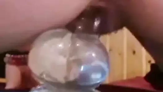 Büyük şişman bir dildoyla götümü esnetiyorum ve çok sert boşalıyorum