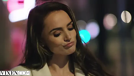 VIXEN - Janice Griffith и Ivy Wolfe прокрались на задний двор для ночного развлечения в бассейне