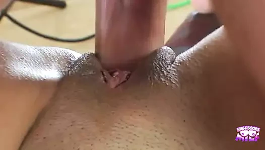 Sarışın latin ateşli kız röportaj yaparken mastürbasyon yapıyor ve sonra sert bir yarakla sikiliyor