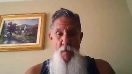 Beyaz sakallı motorcu baba vuruş onun büyük çük