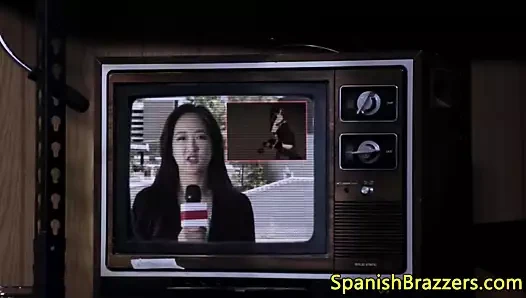 Diosa jugando con la lechita al mamar verga