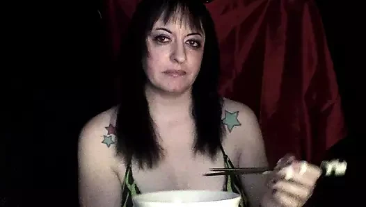 Aptal kaltak köfte yiyor ve mastürbasyon yapıyor