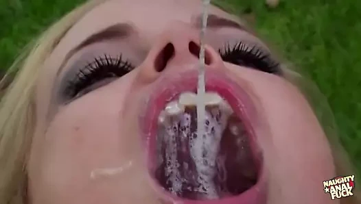 Bu ateşli sarışının en sevdiği şey açık havada anal seks