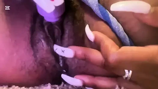 Bir lezbiyen üvey erkek kardeşi için mastürbasyon yapıyor