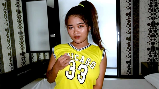 Tombul Taylandlı iri güzel amatör kız pim kamerada seks için kraliyet parası ödüyor