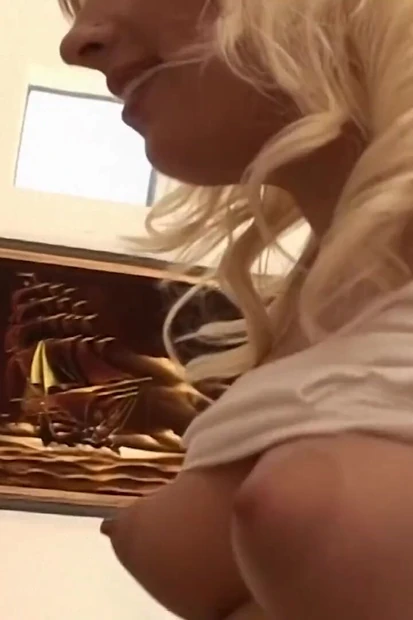 Сексуальная блондинка скачет на огромном черном члене, пока сосет другой