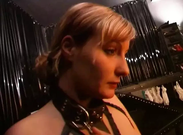 Efendi kölesini dominatrix'e getiriyor