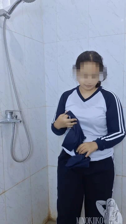 Asyalı tesettürlü kız şeker babasıyla gecenin tadını çıkarmadan önce duş alıyor ve tıraş oluyor - minokiiko