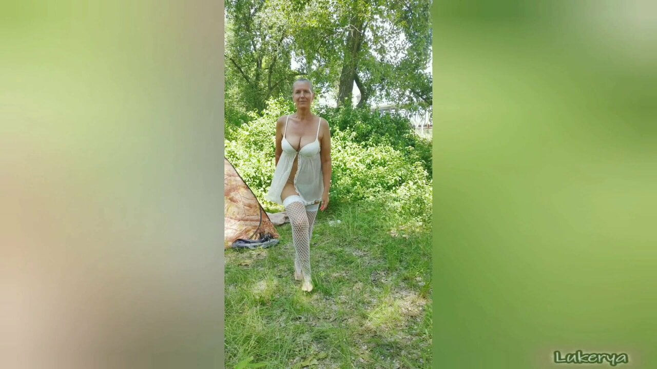 Lukerya doğada iç çamaşırında