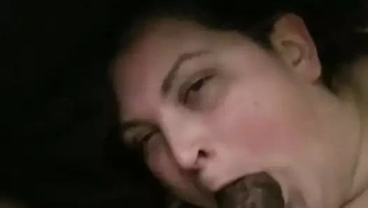 Beyaz kız topları yalarken bbc'ye bakıyor