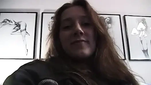 Büyük memeli orta yaşlı seksi kadın edepsiz amını tatmin ediyor