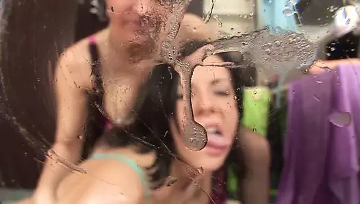 İki genç kız yumruk sokma deneyimini paylaşıyor