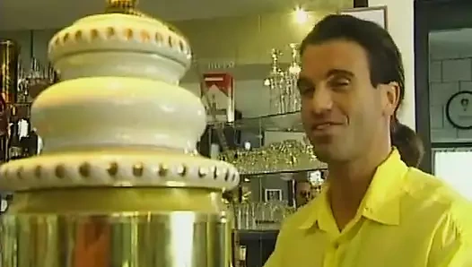 Kadın barda merdivenlerde sikiliyor