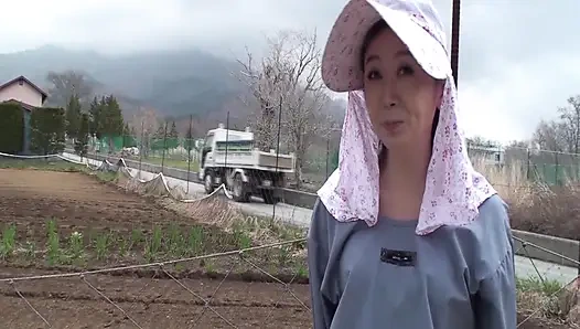 A076G04 dağlarda ve tarlalarda göz görene kadar çiftlikte çalışan güzel olgun kadınları tavlıyor!