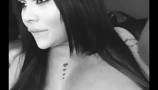 Boooty star, o kedinin siyah ve beyaz olduğunu gösteriyor