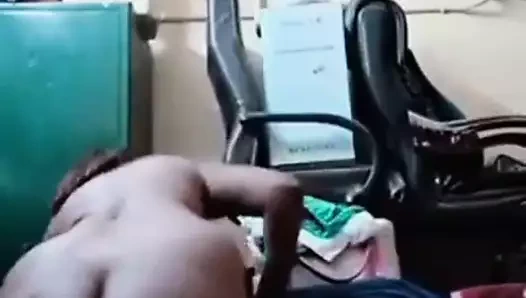 Elbisesiz ofis kızı