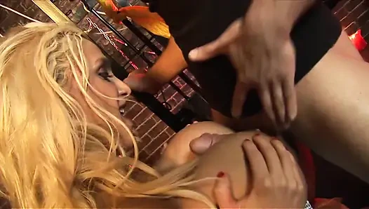 Milf e fofa jovem fada compartilham o pau duro do cara