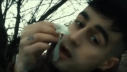 Açık havada kullanılmış döl dolu prezervatifi yalıyor