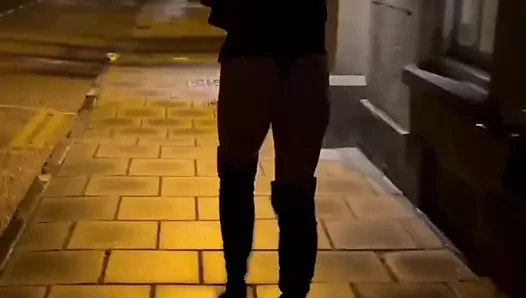 Halka açık sokakta yürüyüş teşhiri