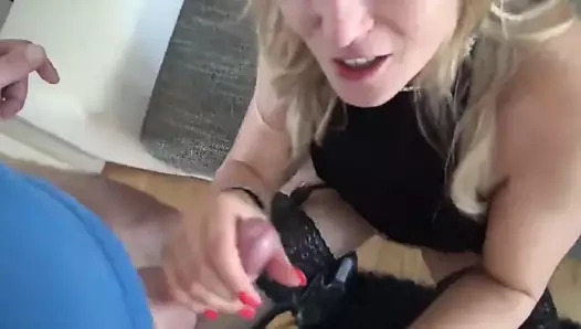 Çoraplarda lezzetli azgın milf komşunun cum kırlangıçlar