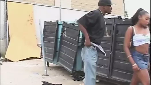 Zenci kız büyük bir yarağı emiyor ve yüzüne boşaltıyor