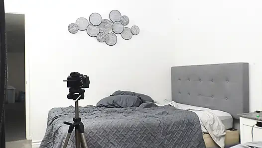 Detrás de escena de una sesión de video de trío interracial maduro