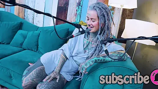Z hakkında konuşuyorum - zeal - asmr podcast sfw konuşuyor gotik sıska kız dreadlocks dövmeli model dövmeli kız