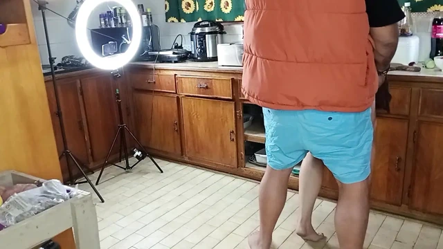 Salata yapmaya çalıştı ve sonra biraz yarak yedi