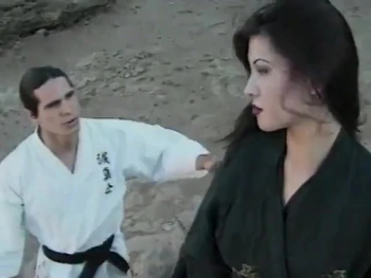 Şehvetli esmer hatun sahilde hunk'un aletine biniyor
