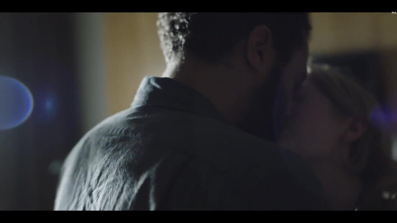 Elizabeth Moss. Yvonne Strahovski -The Handmaid's Tail e1-e5
