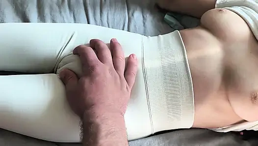 Seksi tayt giymiş üvey erkek kardeşimin bakire amcığımın konturlarını takip etmesine izin verdim