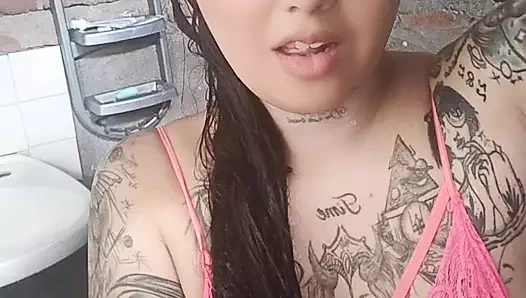 Bir latin ile çok ateşli bir banyo