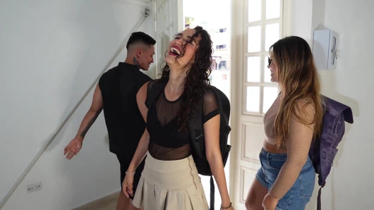 Eşcinsel arkadaş en azgın tarafını ortaya çıkarır ve arkadaşlarını durmadan sikikleri