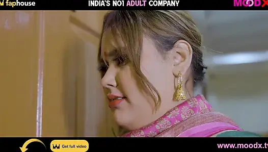 Büyük memeli Hintli ateşli hizmetçi patronuyla sert seks yapıyor