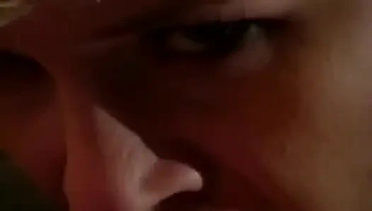 Klasik sarışın orta yaşlı seksi kadın ateşli yarağa binişten sonra döl yiyor