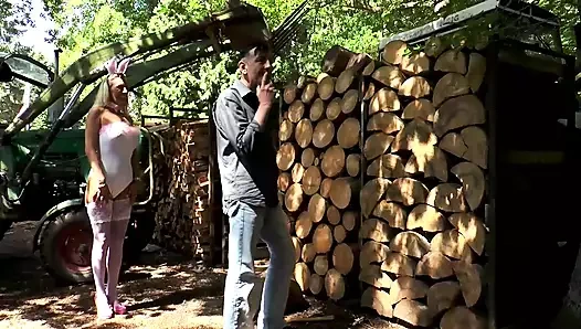 Seksi tavşan ormanda horoz sürmek