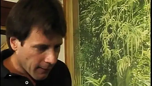 Beyaz adamın hamile zenci hatunun üzerine eğilip onu sikişini izle