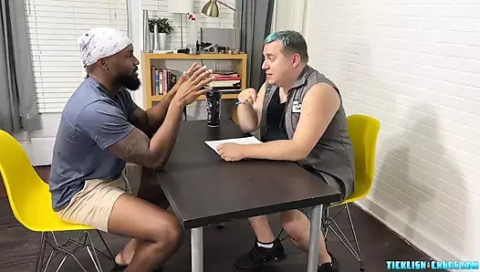 Bağlı siyah sporcu Dallas ayağa ibadete katlanıyor ve gıdıklıyor