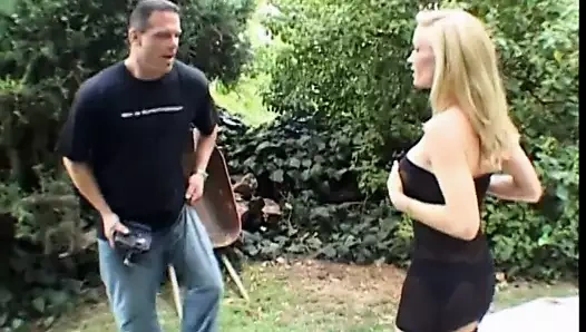 Seksi iç çamaşırı büyük memeli sarışın çimlerin üzerinde bir battaniyeye dövülerek alır