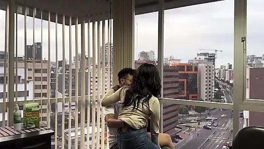 Patron çıktığında masada seksi büyük popo sevişiyor