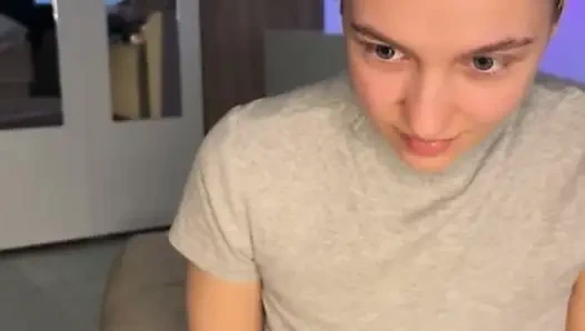 Web kamerasında amıyla oynuyor