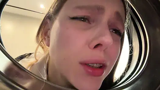 HAYAL ET, ÇAMAŞıR MAKINESINE SıKıŞTıM! Üvey kız kardeşimi çamaşır makinesinde siktim